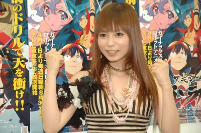 Shokotan poses for pictures