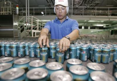 Japanese beer brewery worker (REUTERS/Yuriko Nakao)