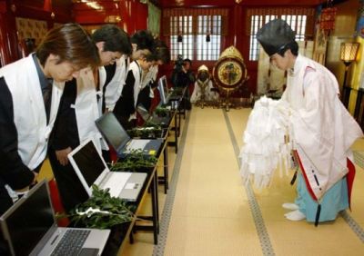 Otaku take their computers to shrine
